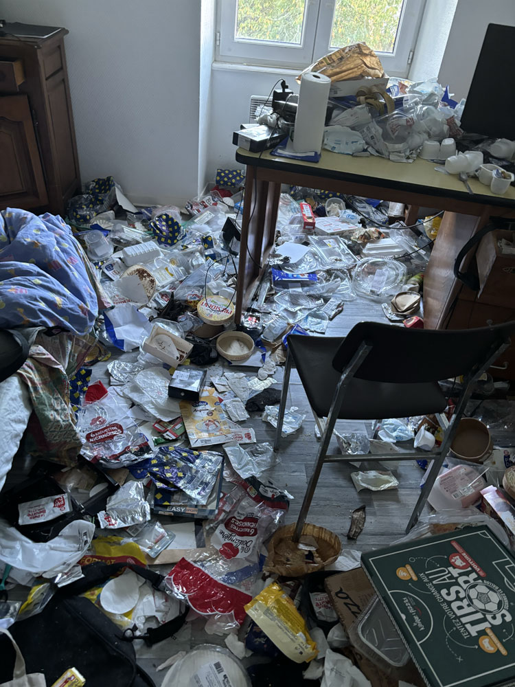 Appartement encombré par des déchets et restes alimentaires avant un débarras et nettoyage complet en situation de syndrome de Diogène à Rochefort.