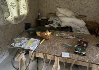 Pièce encombrée avec mobilier et objets abandonnés avant un débarras complet de 60 m³ à Vaux-sur-Mer.