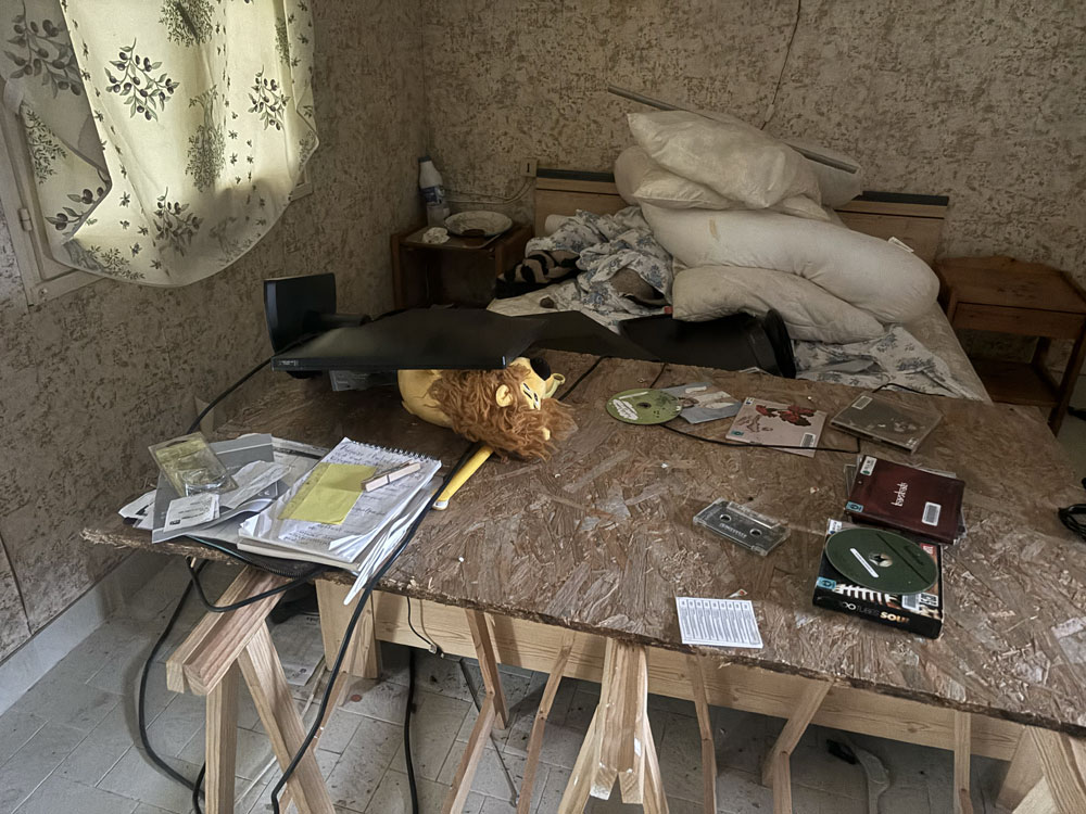 Pièce encombrée avec mobilier et objets abandonnés avant un débarras complet de 60 m³ à Vaux-sur-Mer.