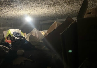 Garage surencombré où les déchets et objets atteignent presque le plafond avant évacuation complète de 25 m³ à Saintes.