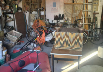 Garage et atelier encombrés d’objets, outils et matériel divers avant un débarras complet de 40 m³ à La Tremblade.