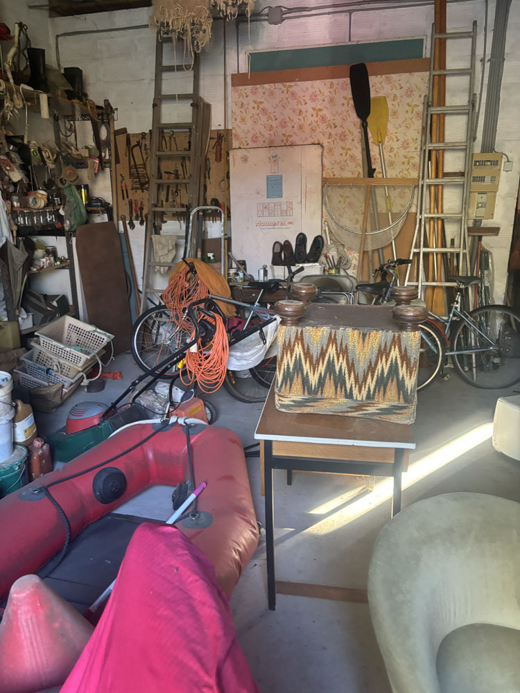 Garage et atelier encombrés d’objets, outils et matériel divers avant un débarras complet de 40 m³ à La Tremblade.