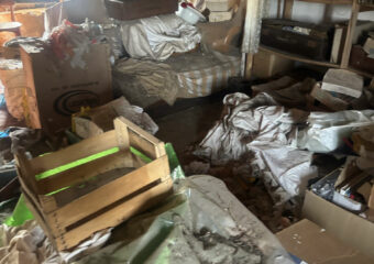 Grenier encombré d’une ancienne maison à Taillebourg avant un débarras complet de 100 m³ réalisé par Clean Sud Ouest.