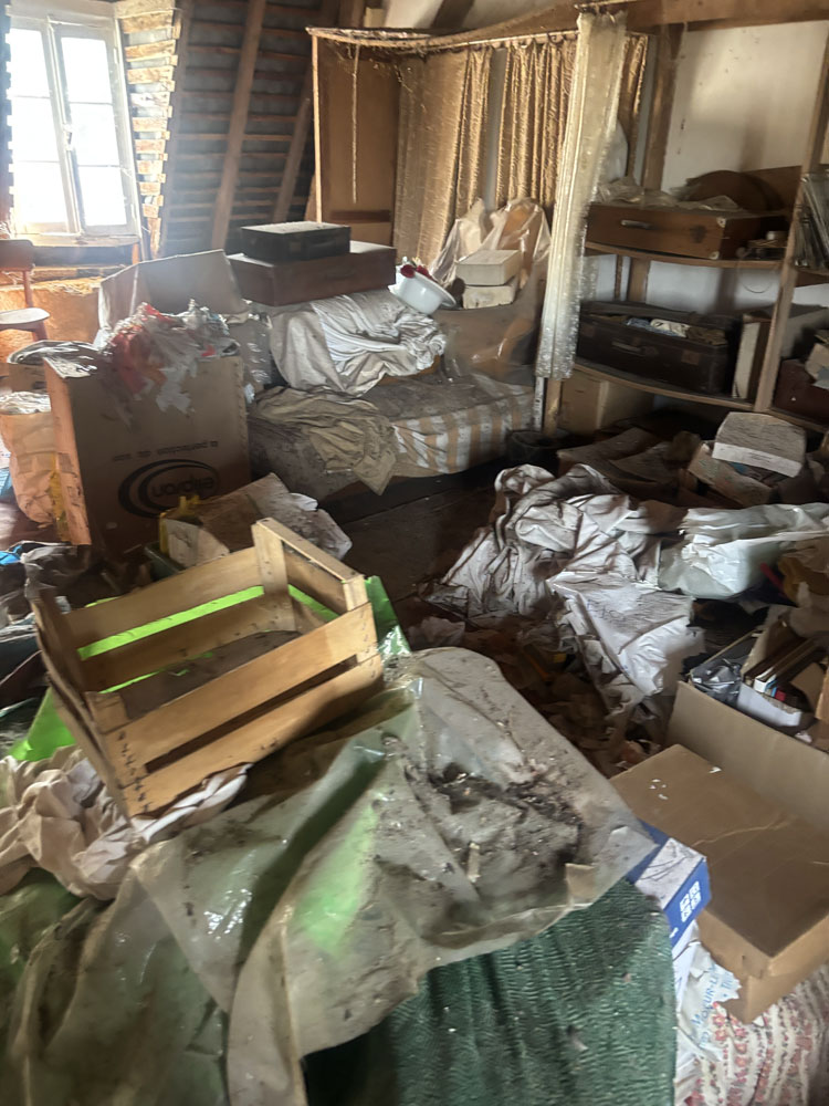 Grenier encombré d’une ancienne maison à Taillebourg avant un débarras complet de 100 m³ réalisé par Clean Sud Ouest.