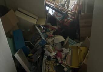 Pièce encombrée par un important amas d’objets et de déchets dans le cadre d’un syndrome de Diogène à Mortagne-sur-Gironde.