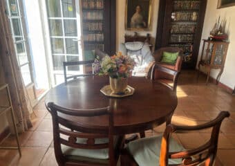 Séjour lumineux vidé et prêt à l’usage après un débarras complet d’une maison à Dolus-d’Oléron.