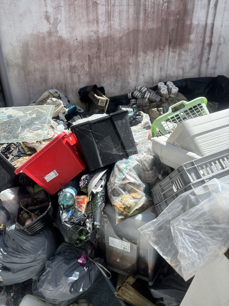 Tas d’encombrants, sacs et déchets divers avant un débarras en situation de syndrome de Diogène à Saint-Pierre-d’Oléron.