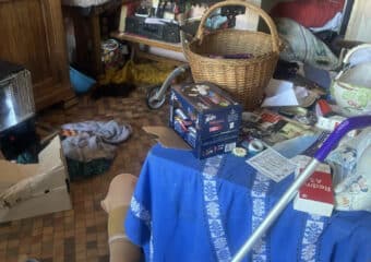 Pièce encombrée avant un nettoyage complet réalisé pendant l’hospitalisation d’une résidente à Saint-Georges-de-Didonne.