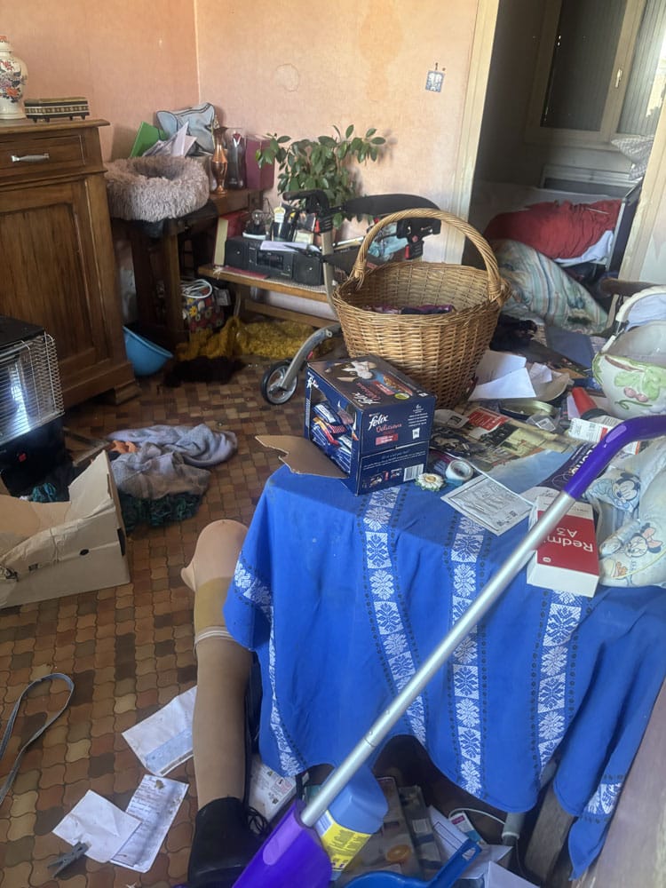 Pièce encombrée avant un nettoyage complet réalisé pendant l’hospitalisation d’une résidente à Saint-Georges-de-Didonne.