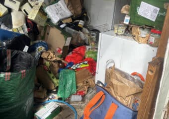 Pièce entièrement encombrée par un important amoncellement d’objets et de déchets lors d’une intervention pour syndrome de Diogène à Semussac.