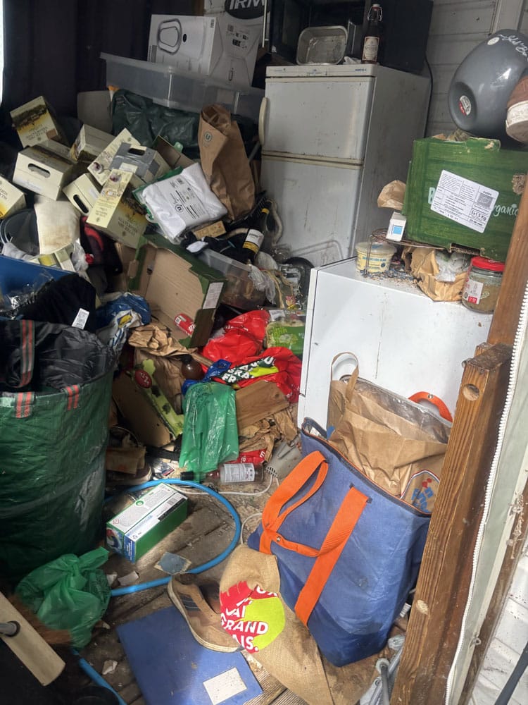 Pièce entièrement encombrée par un important amoncellement d’objets et de déchets lors d’une intervention pour syndrome de Diogène à Semussac.