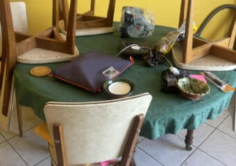 Salle à manger en cours de débarras dans une maison à double étage à Royan.