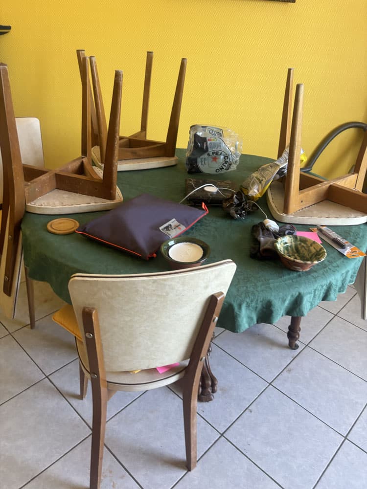 Salle à manger en cours de débarras dans une maison à double étage à Royan.