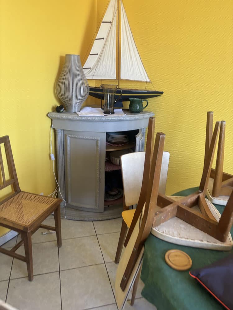 Mobilier et objets décoratifs à évacuer dans une maison vendue à Royan.