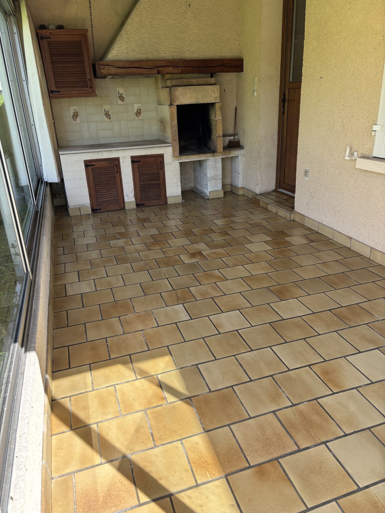Pièce avec cheminée dans la maison débarrassée à Saintes